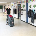 Lavadora de piso as430 em ação em uma escola