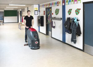 Lavadora de piso as430 em ação em uma escola